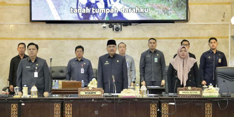 Ketua DPRD Provinsi Kalsel H  Supian HK didampingi Wakil Ketua Hj Mariana pimpin rapat paripurna DPRD Kalsel. (foto : istimewa)