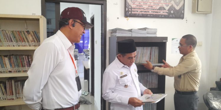 Penyerahan hibah buku Perpusnas RI melalui Wakil Walikota Banjarmasin H Arifin Noor.