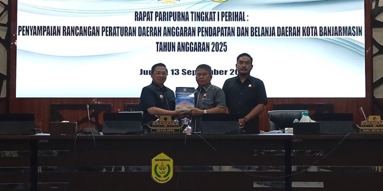 Penyerahan dokumen Raperda APBD 2025 saat rapat paripurna. (foto : sna/seputaran)