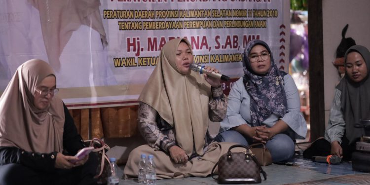 Wakil Ketua DPRD Kalsel Hj Mariana bersama Sherly Marlina, pemilik usaha Dapur Acil Wadai, mensosialisasikan Perda Nomor 11 Tahun 2018 tentang Pemberdayaan Perempuan dan Perlindungan Anak di Desa Tambak Sarinah.