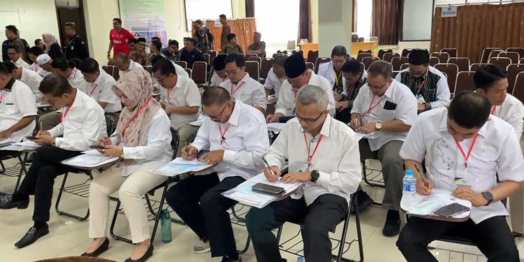 Tiga Bapaslon Walikota dan Wakil Walikota Banjarmasin bersama Bapaslon daerah lain saat pemeriksaan kesehatan di RSUD Ulin Banjarmasin. (foto : shn/seputaran)