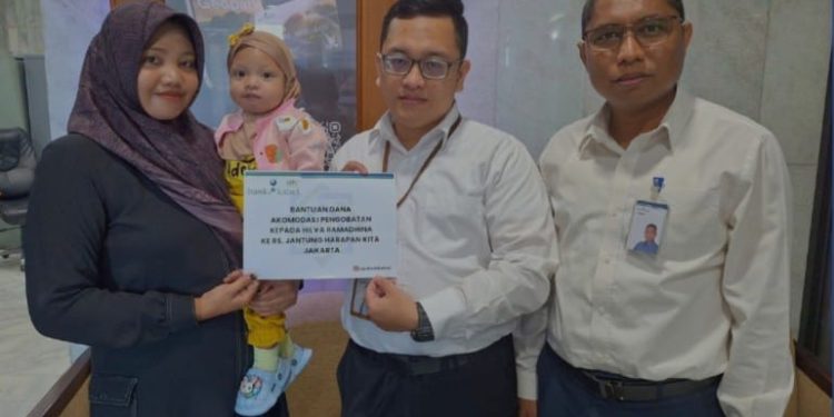 Perwakilan UPZ Bank Kalsel memberikan bantuan Akomodasi pasien jantung bocor asal Kabupaten Batola, Hilya Ramadhina yang dirawat di RS Harapan Kita Jakarta. (foto : istimewa)