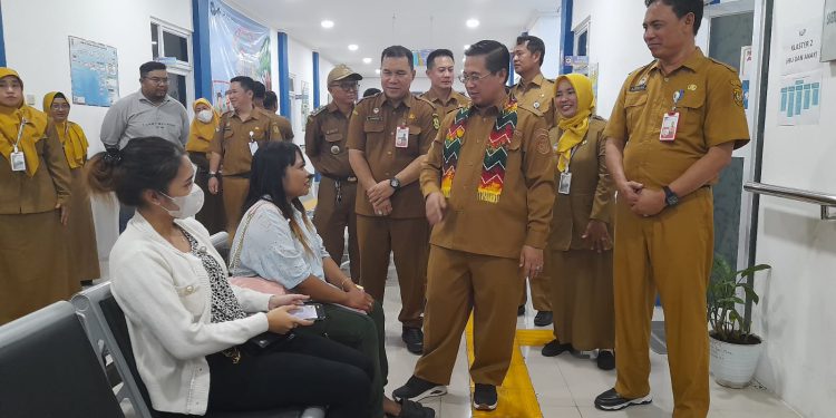 Walikota Banjarmasin H Ibnu Sina saat memantau ke dalam bangunan Puskemas usai peresmian.