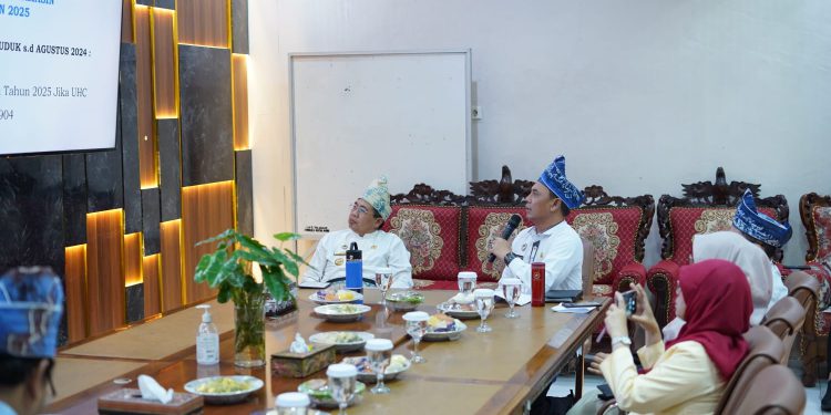 Walikota Banjarmasin H Ibnu Sina bersama instansi terkait saat rapat kordinasi pelaksanaan pelayanan UHC.