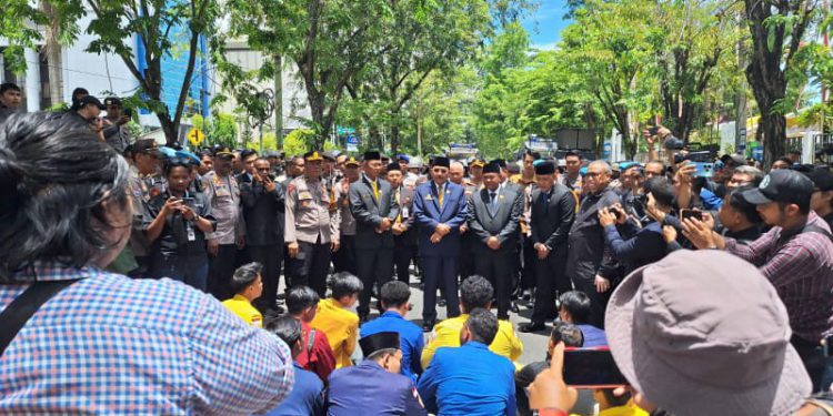 Pimpinan sementara DPRD Kalsel H Supian HK beserta anggota DPRD Kalsel H Karyoto dari Fraksi Nasdem dan H M Yani Helmi Fraksi Golkar saat menemui paar mahasiswa pengujukrasa di deapan halaman gedung DPRD Kalsel.