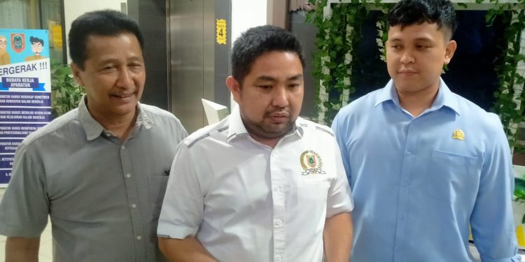 Anggota DPRD Provinsi Kalsel Muhammad Syaripuddin (PDIP) , Bambang Yanto Permono dan Yudistira Bayu Budjang (Demokrat).