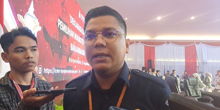 Ketua Bawaslu Banjarmasin M Fachrizanoor saat diwawancarai. (foto : shn/seputaran)