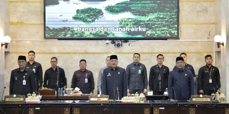 Ketua Sementara DPRD Kalsel H Supian HK saat memimpin rapat paripurna.