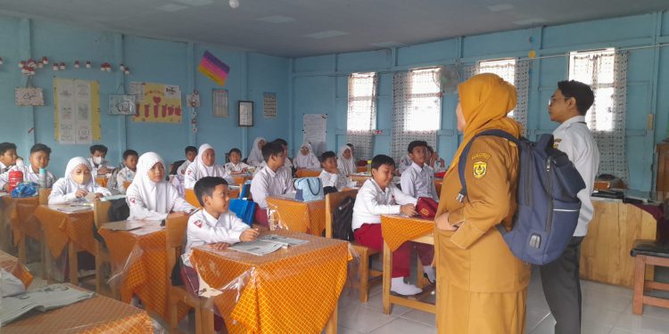 Siswa SDN Mawar 7 Banjarmasin saat belajar di SDN Teluk Dalam 10. (foto : shn/seputaran)