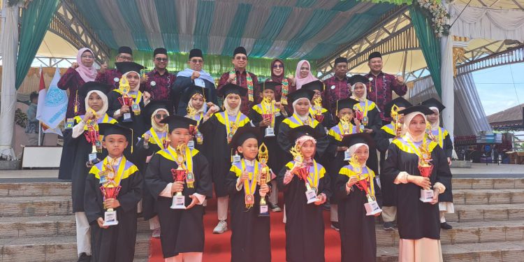 Perwakilan Santri - Santriwati yang mengikuti Wisuda Akbar ke-36 BKPRMI Banjarmasin. (foto : shn/seputaran)