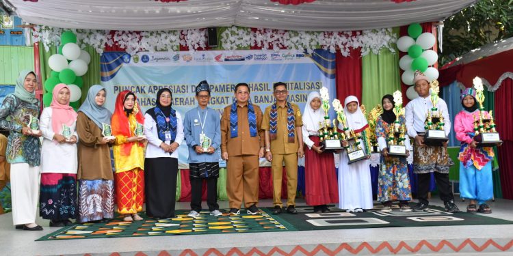 Walikota Banjarmasin H Ibnu Sina saat berfoto bersama dengan peserta. (foto : shn/seputaran)