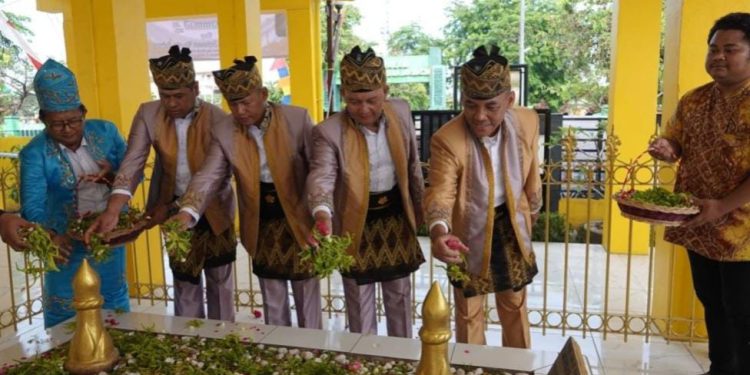 Staf Ahli Gubernur Bidang Pemerintahan, Politik, dan Hukum, Adi Santoso, mewakili Gubernur Kalsel H Sahbirin Noor saat tabur bunga di Makam Pahlawan Nasional Pangeran Antasari. (foto : istimewa)