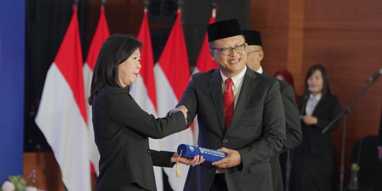 Deputi Gubernur Bank Indonesia Filianingsih Hendarta, resmi mengukuhkan Fadjar Majardi sebagai KPwBI Kalsel. (foto : istimewa)