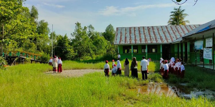 Halaman SDN Basirih 10 Banjarmasin saat terendam air. (foto : shn/seputaran)