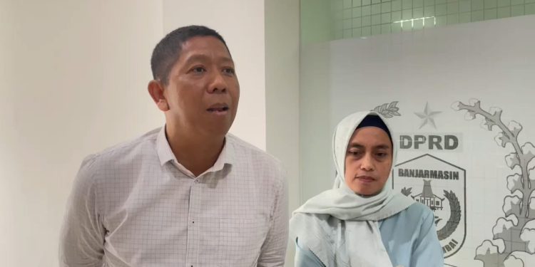 Ketua Bapemperda Husaini didampingi Wakil Ketua Bapemperda Amalia Handayani. (foto : sna/seputaran)