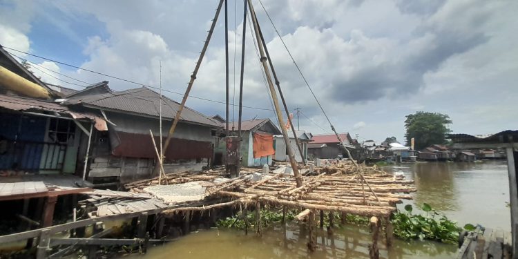 Proses perbaikan jalan Titian gang Gusti Galuh. (foto : shn/seputaran)