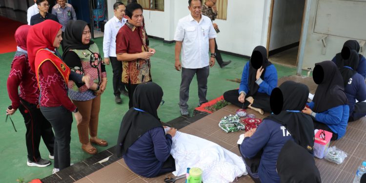 Anggota Ombudsman RI Jemsly Hutabarat saat Kunker ke LPP Kelas II A Martapura. (foto : istimewa)