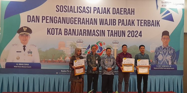 Penghargaan WP terbaik 2024 yang diserahkan Walikota Banjarmasin H Ibnu Sina. (foto : shn/seputaran)