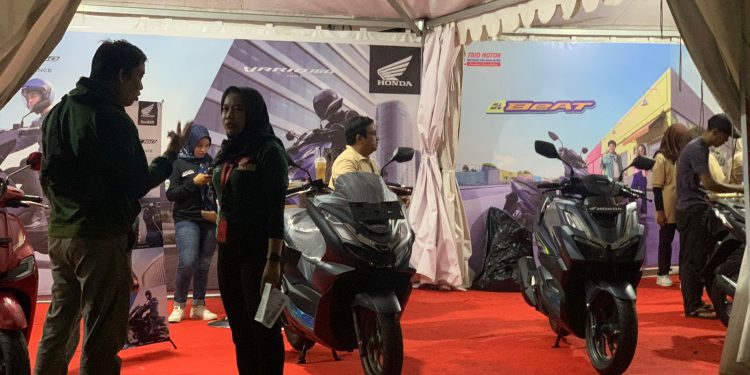 Stand Main Dealer resmi Honda untuk wilayah Kalselteng, Trio Motor dipenuhi pengunjung. (foto : istimewa)