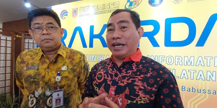 Ketua PWI Kalsel Zainal Helmie dan Kepa Diskominfo Kalsel HM Muslim saat diwawancarai. (foto : shn/seputaran)