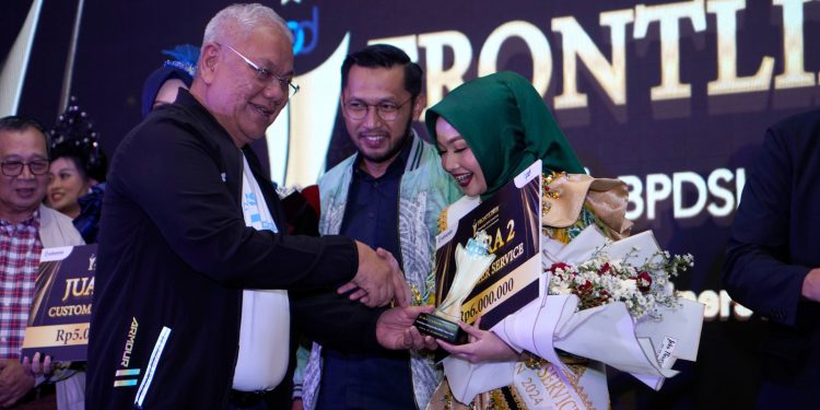 Aida Maulina Rahmah, Perwakilan Customer Service Bank Kalsel saat menerima penghargaan. (foto : istimewa)