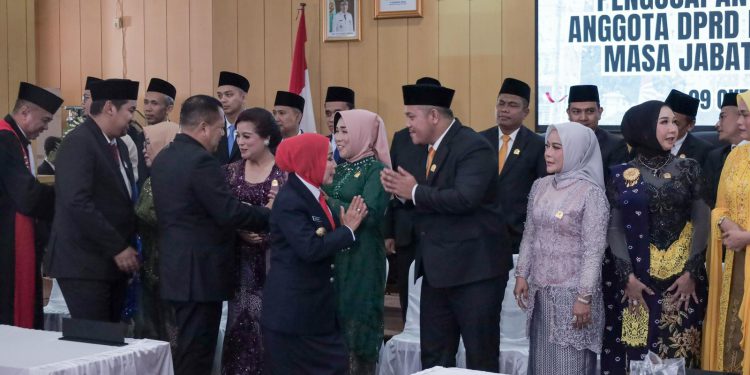 Wakil Ketua Komisi IV DPRD Kalsel, Gusti Iskandar memberikan ucapan selamat kepada seluruh Anggota DPRD Banjarbaru yang baru. (foto : istimewa)