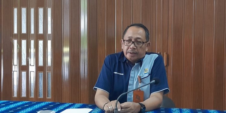 Direktur Perumda PALD Banjarmasin Endang Waryono saat diwawancarai wartawan. (foto : shn/seputaran)