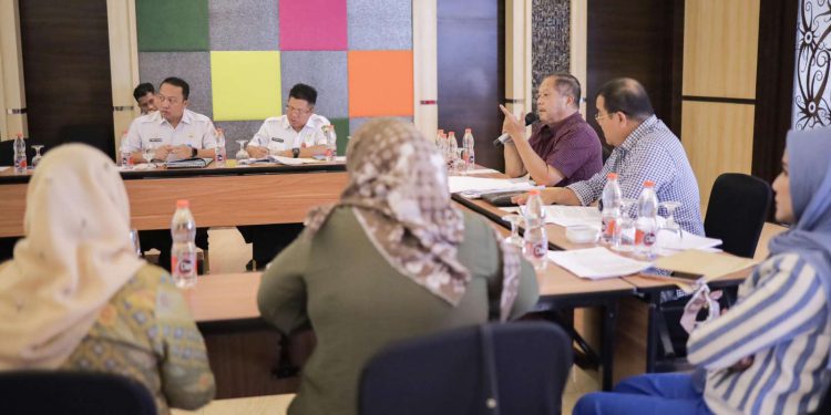 Ketua Pansus Tatib DPRD Kalsel Gusti Iskandar Sukma Alamsyah saat memimpin rapat pansus dengan Sekretariat DPRD Kalsel. (foto : istimewa)