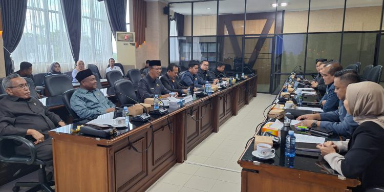 Komisi II DPRD Kalsel saat rapat internal dihadiri Wakil Ketua DPRD Kalsel H Kartoyo. (foto : istimewa)