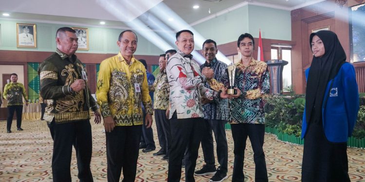 Anggota DPRD Kalsel H. Mustohir Arifin serahkan penghargaan Penganugerahan Kalsel Innovation Award (KIA) Innovation Ecosystem 2024 dan Lomba Karya Tulis Ilmiah. (foto : istimewa)