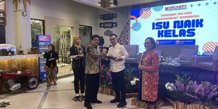 Kepala Diskominfo Kalsel Muhammad Muslim saat acara seminar Isu Naik Kelas dan Government Branding. (foto : istimewa)