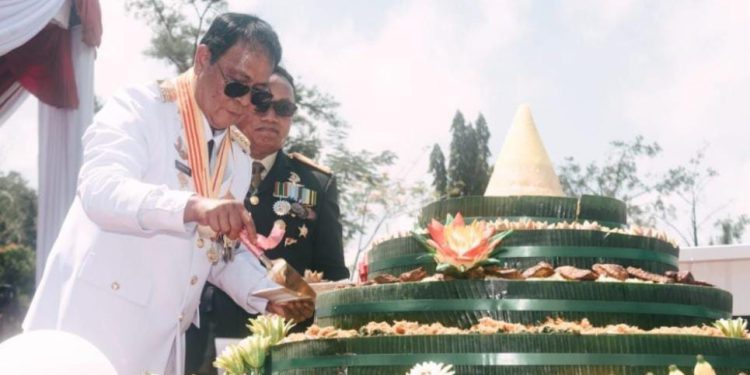 Gubernur Kalsel H Sahbirin Noor atau Paman Birin saat potong tumpeng di HUT ks-79 TNI. (foto : istimewa)