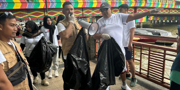 Relawan pendukung Yamin-Ananda, Urban Rangers bersih-bersih sambil perkenalkan Paslon Yamin - Ananda di Siring Menara Pandang. (foto : istimewa)