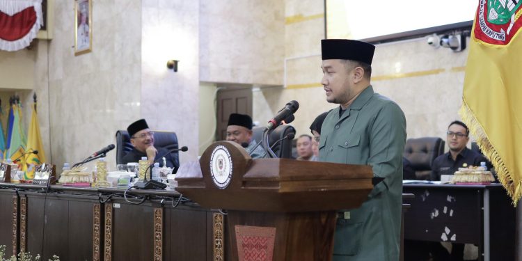 Wakil Ketua DPRD Kalsel H Muh Alpiya Rakhman saat membacakan susunan Pimpinan dan anggota AKD DPRD Kalsel. (foto : istimewa)