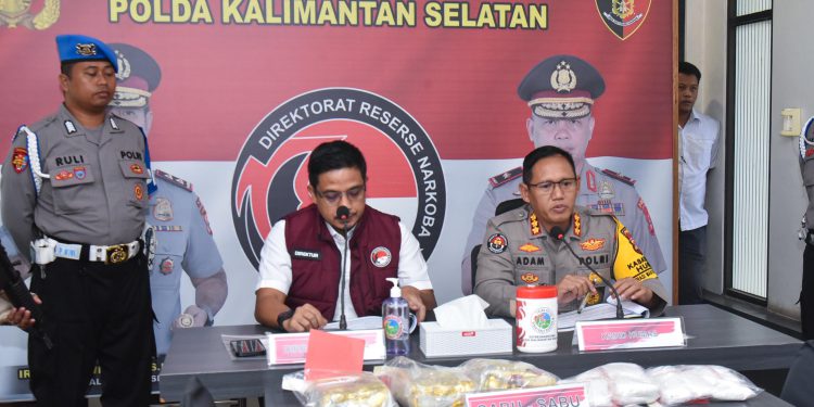 Polda Kalsel saat merilis kasus narkoba dan barang bukti yang berhasil digagalkan. (foto : istimewa)