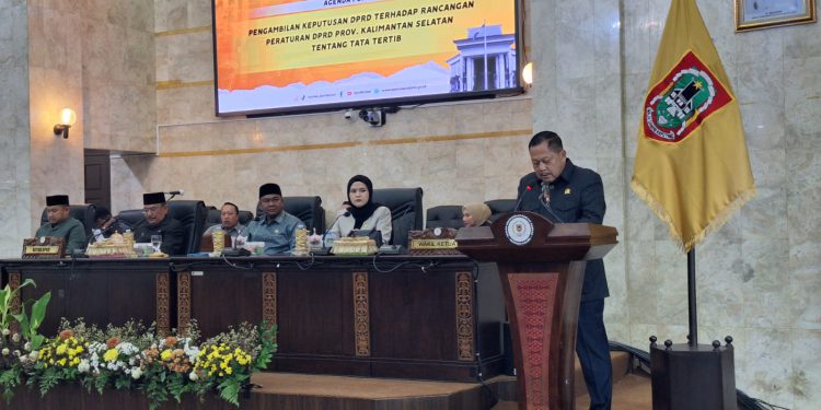 Ketua Pansus pembahas Rancangan Tatib, Gusti Iskandar Sukma Alamsyah membacakan laporan Pansus di hadapan seluruh anggota DPRD Kalsel yang berhadir. (foto : istimewa)