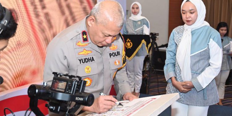 Wakapolda Kalsel Bigjen Pol Rosyanto Yudha saat tanda tangan pad Deklarasi Damai untuk Pilkada Tabalong. (foto : istimewa)