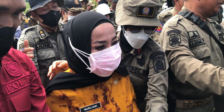 Pjs Walikota Banjarbaru Hj Nurliani Dardie saat memimpin pembongkaran Kandang Babi. (foto : istimewa)