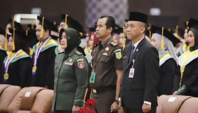 Mewakili Gubernur Kalimantan Selatan (Kalsel), Staf Ahli Gubernur Bidang Pemerintahan, Hukum, dan Politik, Adi Santoso menghadiri prosesi Wisuda lulusan ULM. (foto : istimewa)