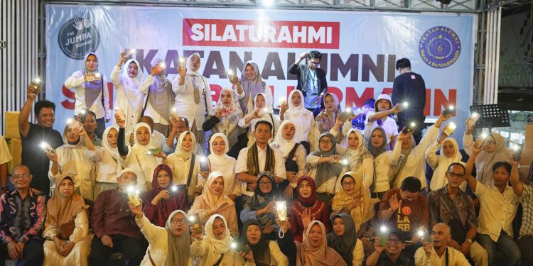 Calon Walikota Banjarmasin HM Yamin saat berfoto bersama dengan Alumni SMAN 6 Banjarmasin. (foto : istimewa)