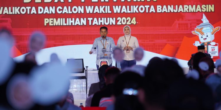 Paslon Nomor Urut 02 HM Yamin - Hj Ananda saat debat perdana Calon Walikota dan Wakil Walikota Banjarmasin. (foto : istimewa)