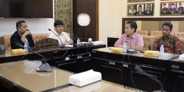 Komisi I DPRD Kalsel kunjungi DPRD Jatim untuk gali informasi sistem seleksi Anggota KPID Jatim. (foto : istimewa)