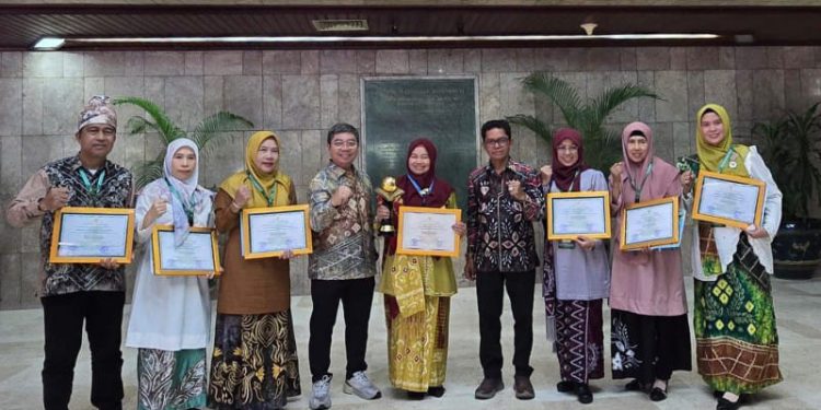 Pihak sekolah berfoto bersama usai menerima penghargaan. (foto : shn/seputaran)