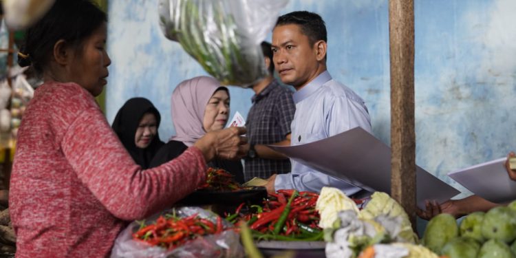 Cawali Banjarmasin HM Yamin saat meninjau Pasar Kesatrian Banjarmasin. (foto : istimewa)