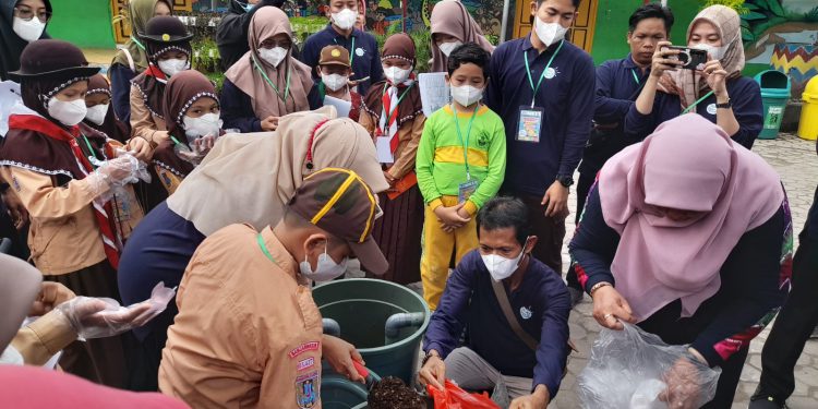 Para siswa yang menjadi peserta saat dilatih pengelolaan sampah sekolah. (foto : shn/seputaran)