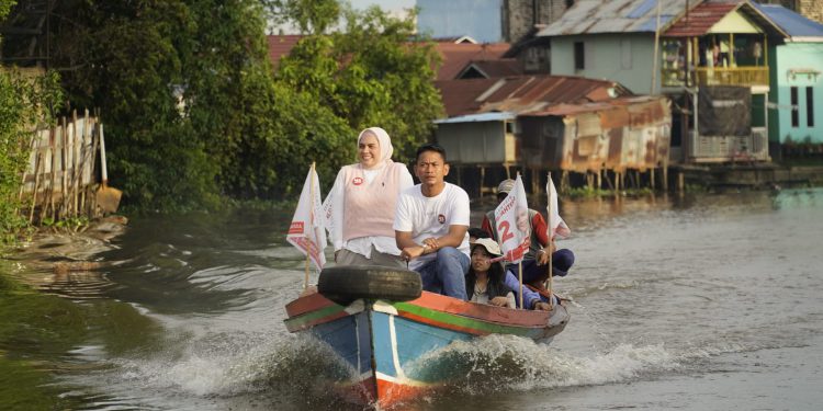 Paslon Nomor Urut 2 HM Yamin dan Ananda saat susur sungai memantau kondisi sungai di Banjarmasin. (foto : istimewa)