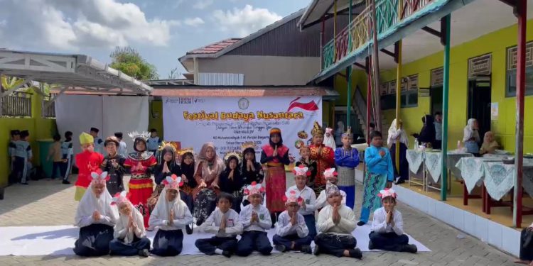 Para peserta didik yang mengenakan pakaian adat saat Festival Budaya Nusantara MIS Muhammadiyah Al Furqon 3 Banjarmasin. (foto : sdy/seputaran)