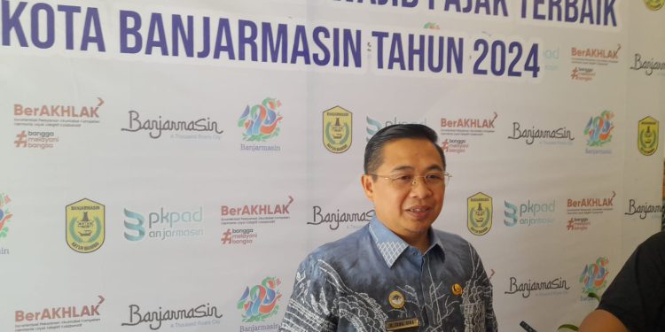 Walikota Banjarmasin H Ibnu Sina saat diwawancarai. (foto : shn/seputaran)