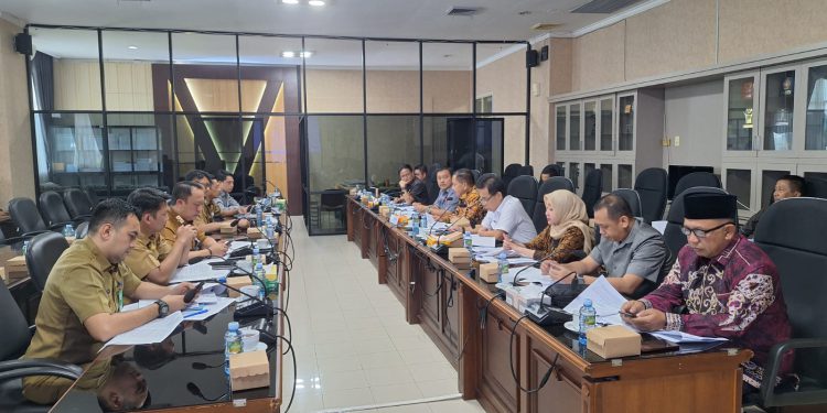 Pansus Raperda Tatib DPRD Kalsel saat rapat finalisasi Raperda Tatib DPRD Kalsel. (foto : istimewa)