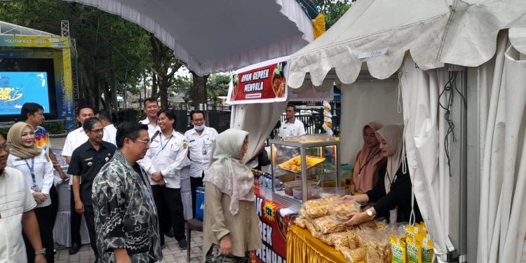 Walikota Banjarmasin H Ibnu Sina saat melihat -lihat tenant Bazar Pemuda di Kawasan Siring Manara Pandang. (foto : shn/seputaran)